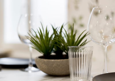 photo Laurens CALLENS, gros plan sur décoration de table, verre à pied et plante verte