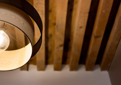 Luminaire éclairé, plafond poutres en bois apparentes