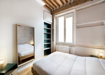 chambre, lit, miroir, fenêtre, mûr en pierre, plafond, poutres en bois